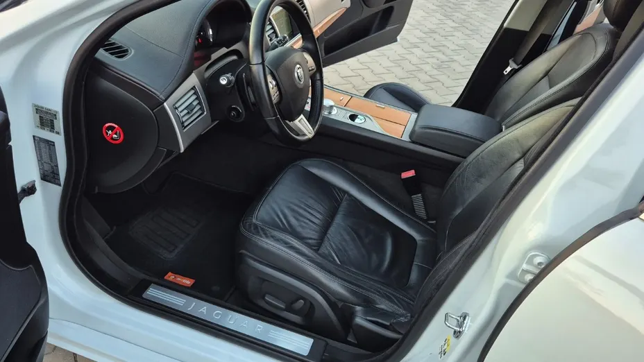 JAGUAR XF -