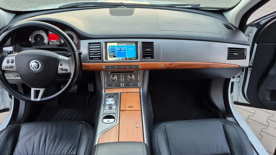 JAGUAR XF -