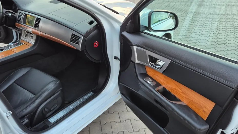 JAGUAR XF -