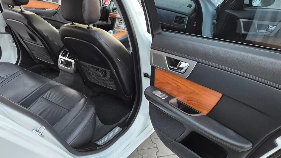 JAGUAR XF -