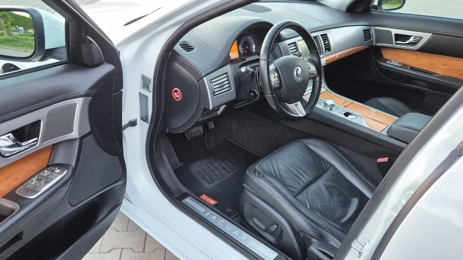 JAGUAR XF -