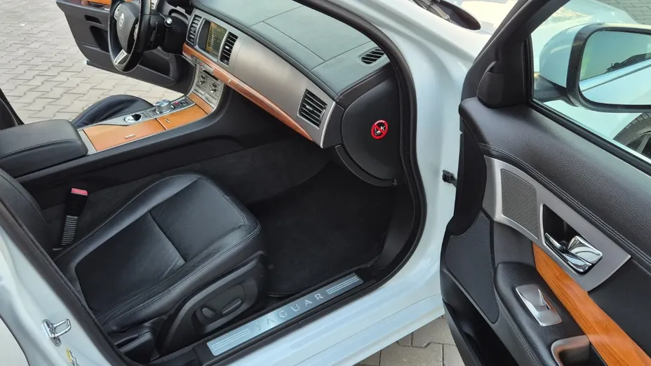 JAGUAR XF -