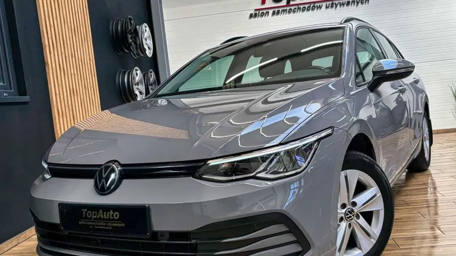 VOLKSWAGEN Golf -