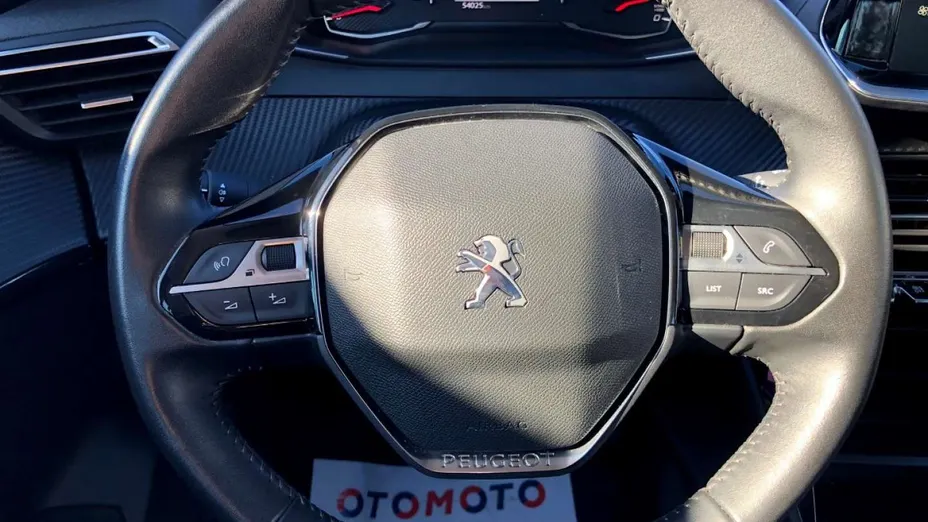 PEUGEOT 208 -