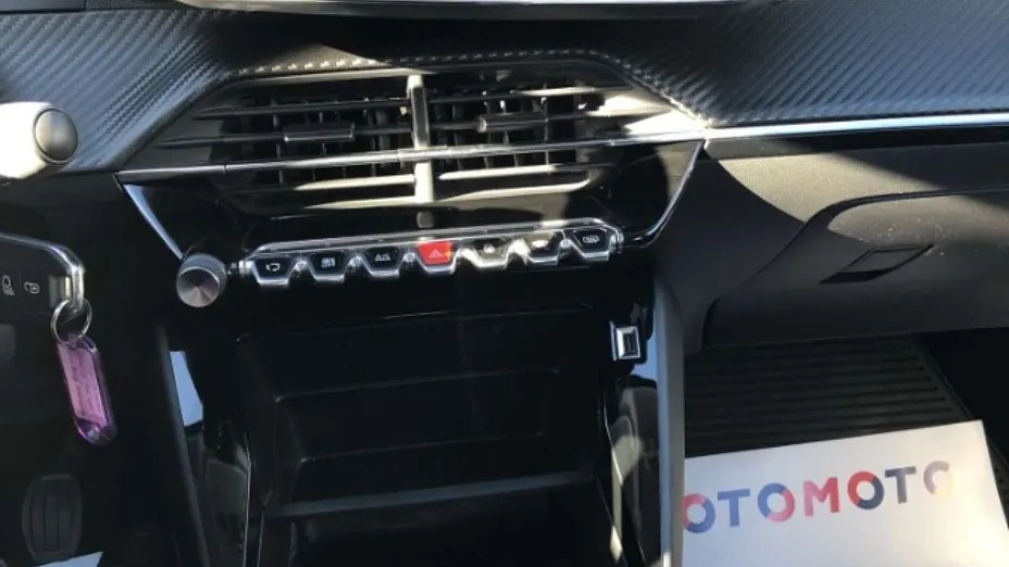 PEUGEOT 208 -