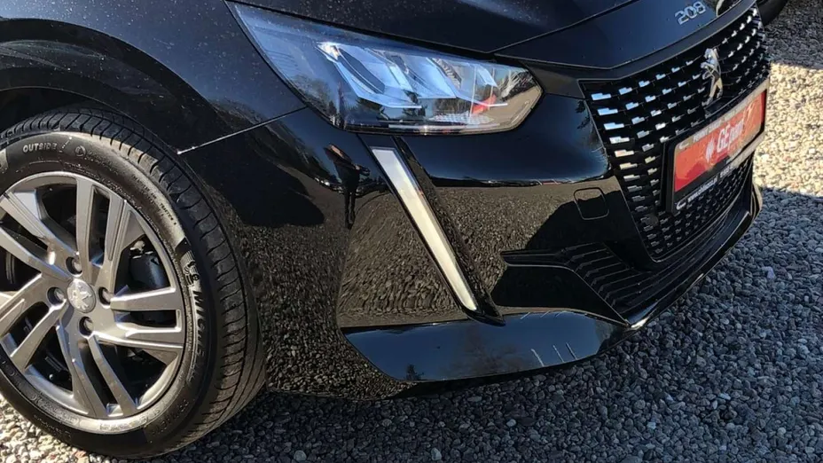 PEUGEOT 208 -