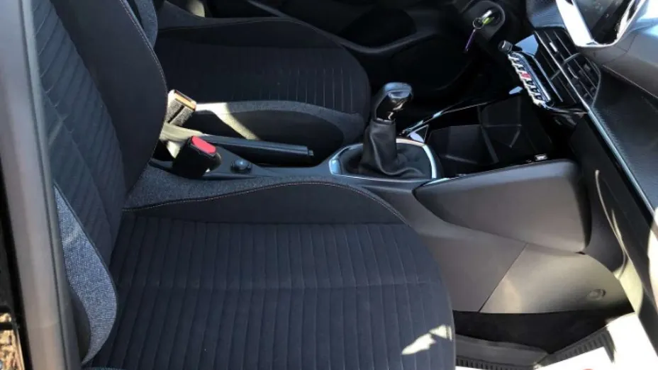 PEUGEOT 208 -