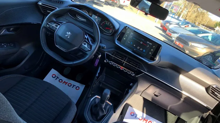 PEUGEOT 208 -
