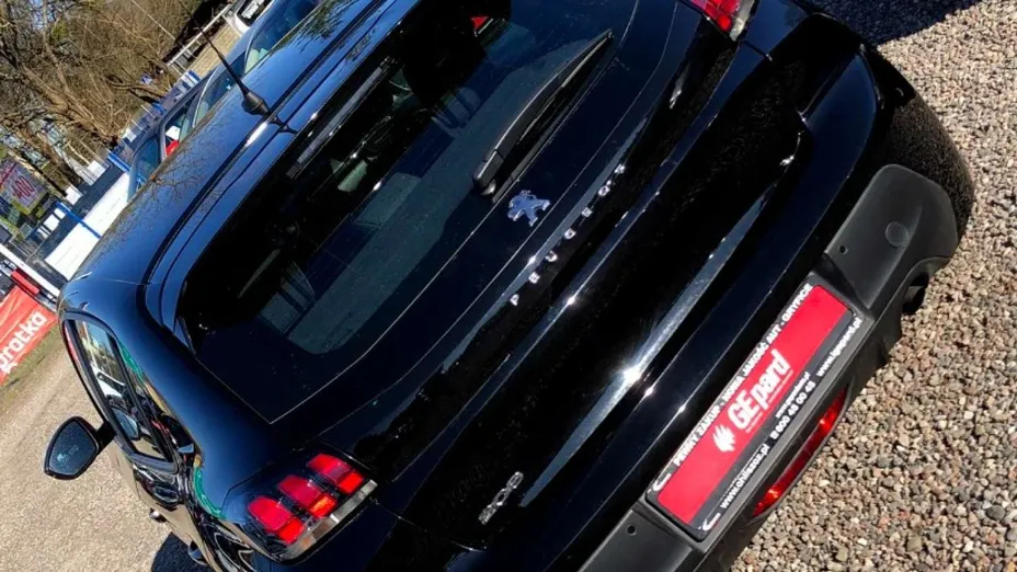 PEUGEOT 208 -