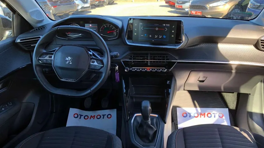 PEUGEOT 208 -