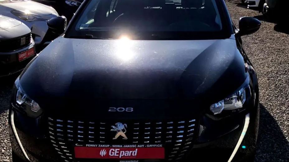 PEUGEOT 208 -