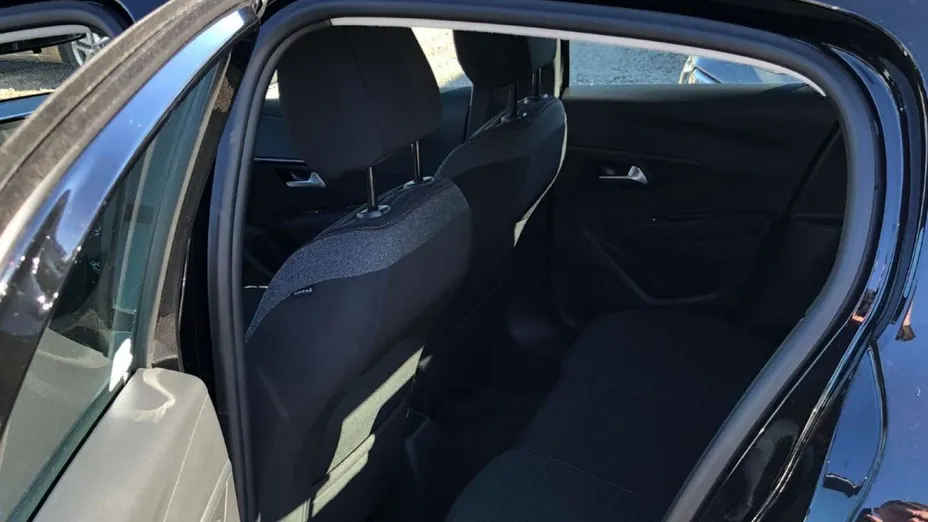 PEUGEOT 208 -