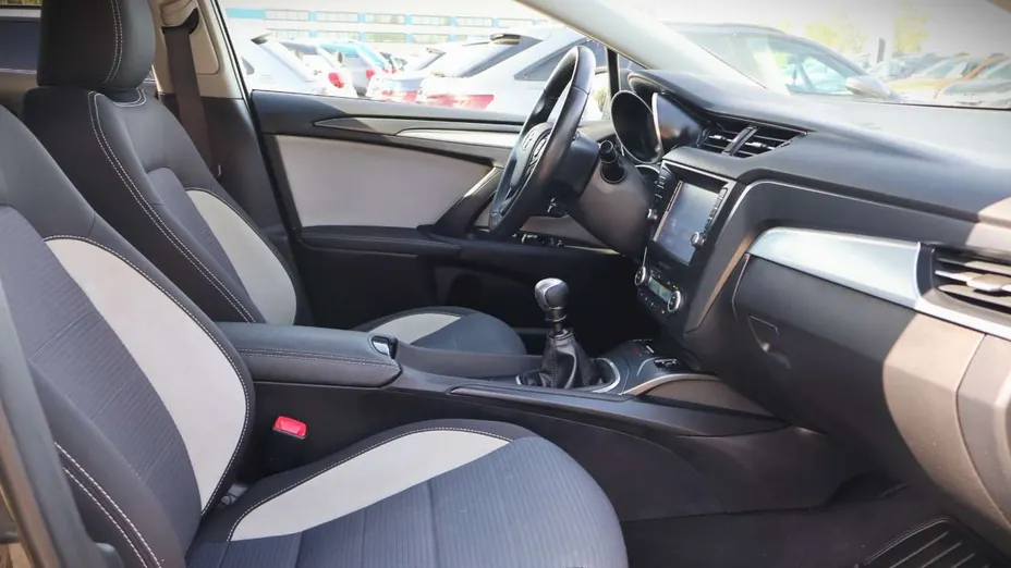 TOYOTA Avensis -