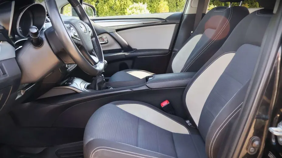TOYOTA Avensis -