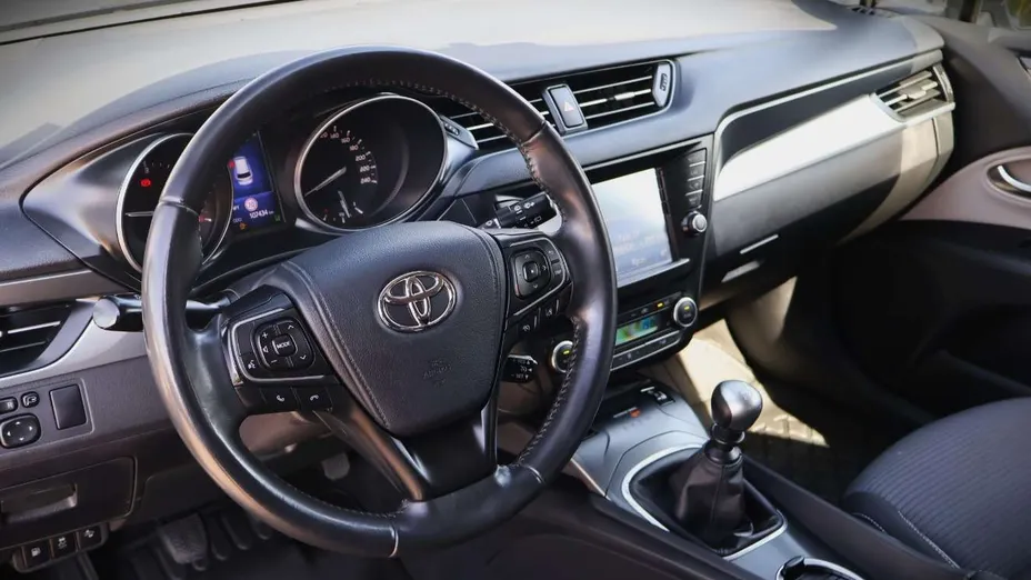 TOYOTA Avensis -