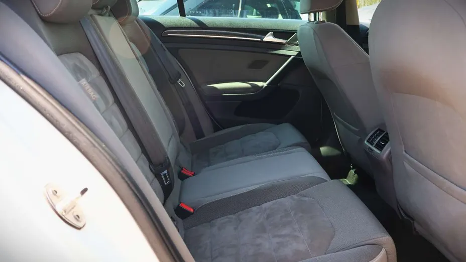 VOLKSWAGEN Golf -