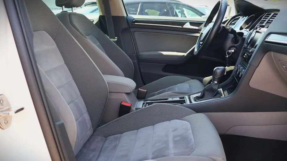 VOLKSWAGEN Golf -