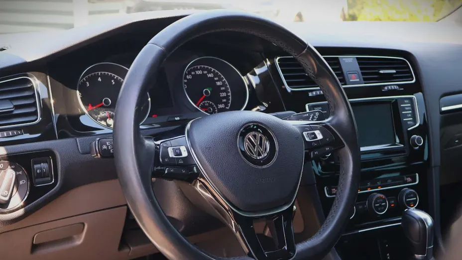 VOLKSWAGEN Golf -