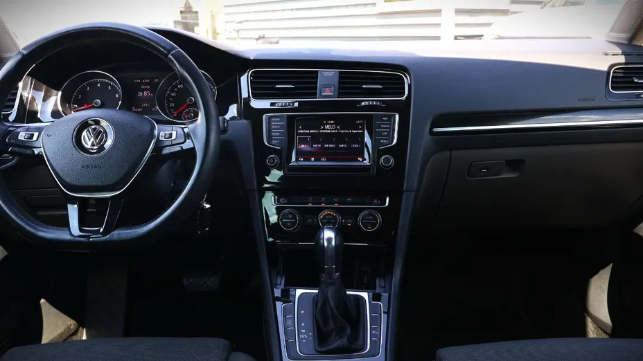 VOLKSWAGEN Golf -