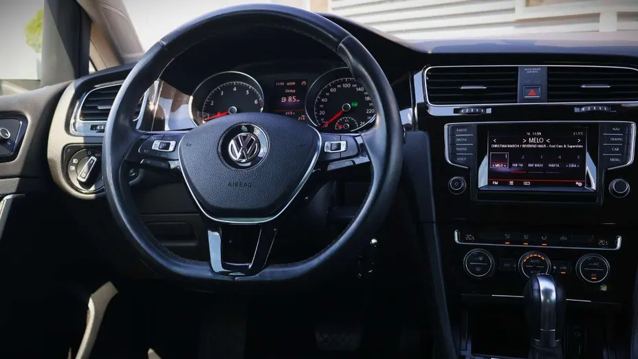 VOLKSWAGEN Golf -