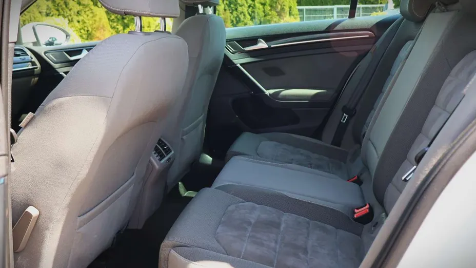 VOLKSWAGEN Golf -