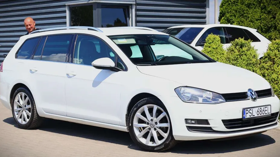 VOLKSWAGEN Golf -