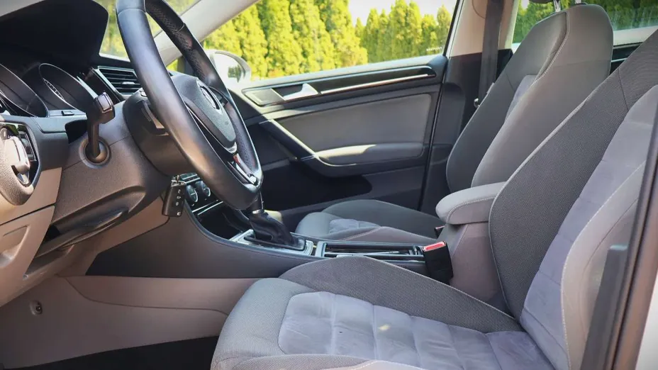 VOLKSWAGEN Golf -