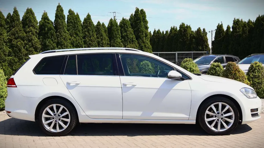 VOLKSWAGEN Golf -