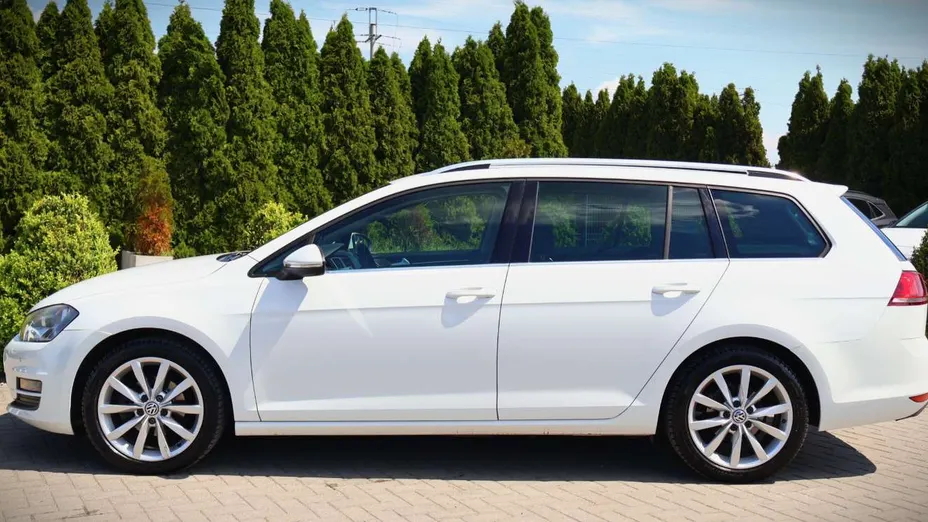 VOLKSWAGEN Golf -