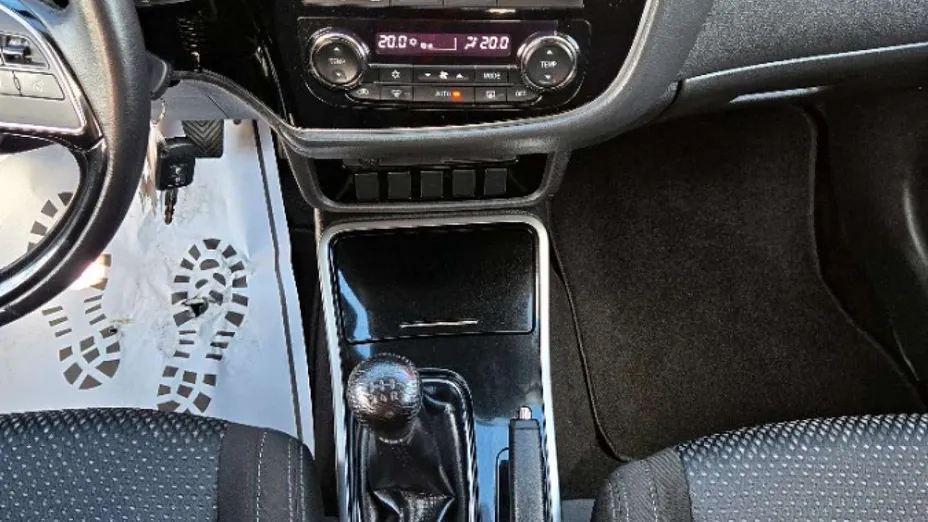 MITSUBISHI Outlander -