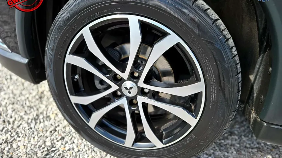 MITSUBISHI Outlander -