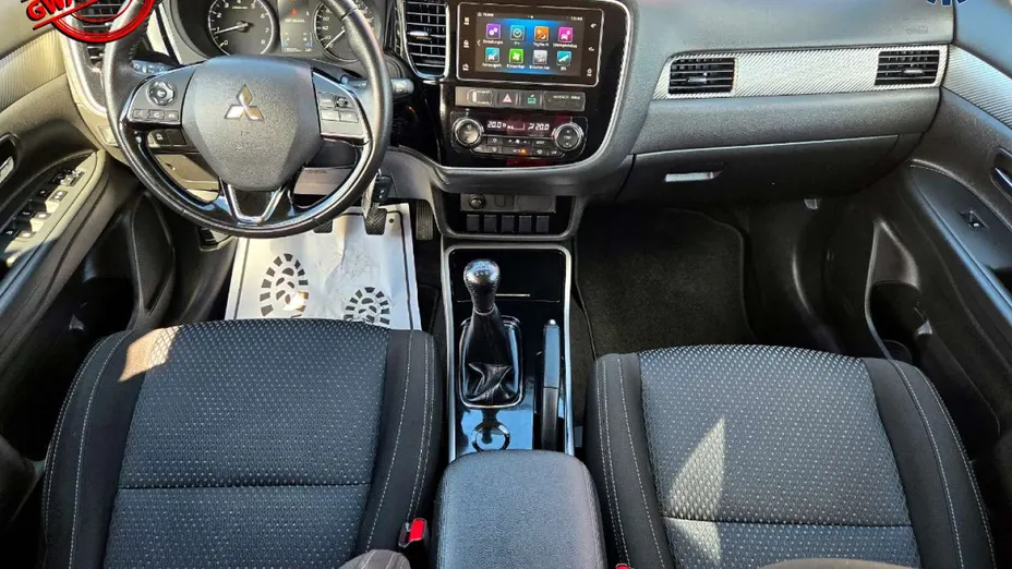 MITSUBISHI Outlander -