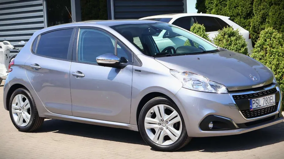 PEUGEOT 208 -