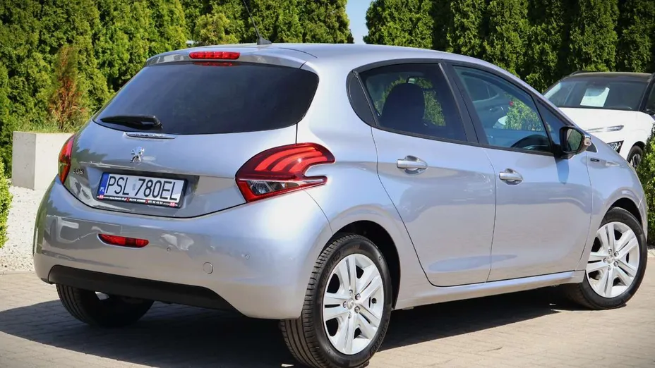 PEUGEOT 208 -