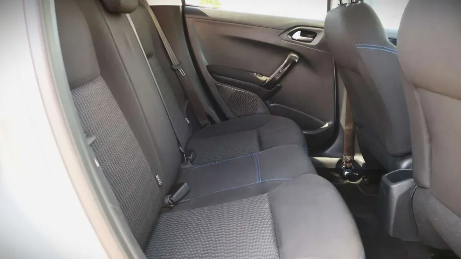 PEUGEOT 208 -
