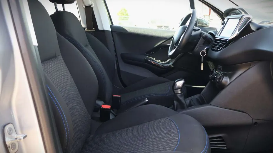 PEUGEOT 208 -