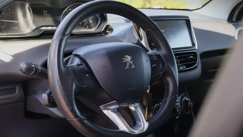 PEUGEOT 208 -