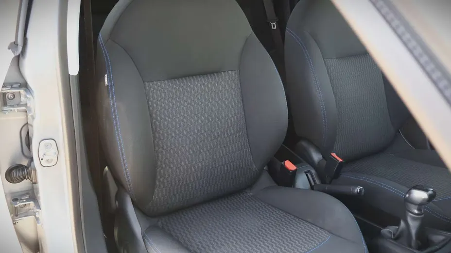 PEUGEOT 208 -
