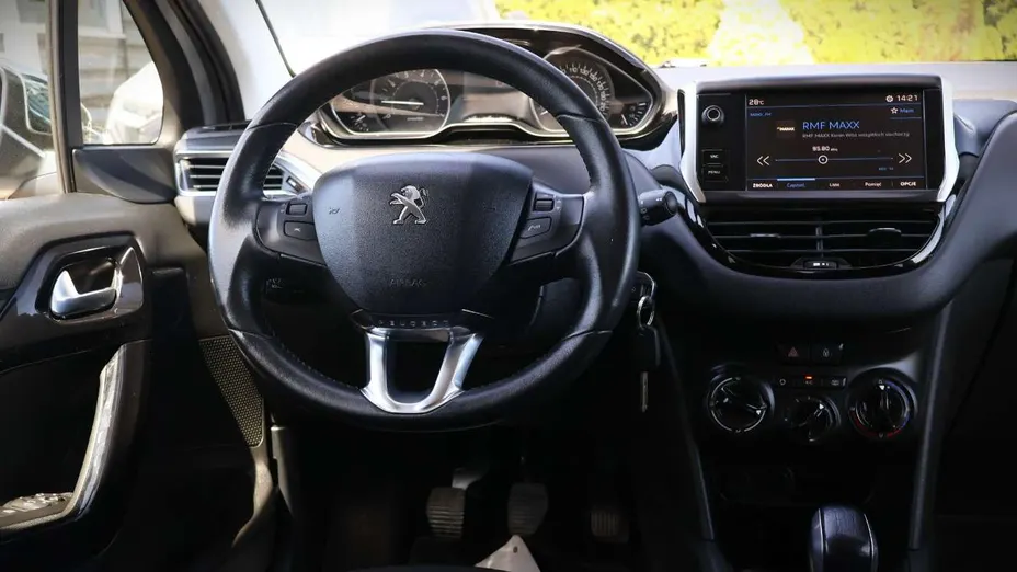 PEUGEOT 208 -