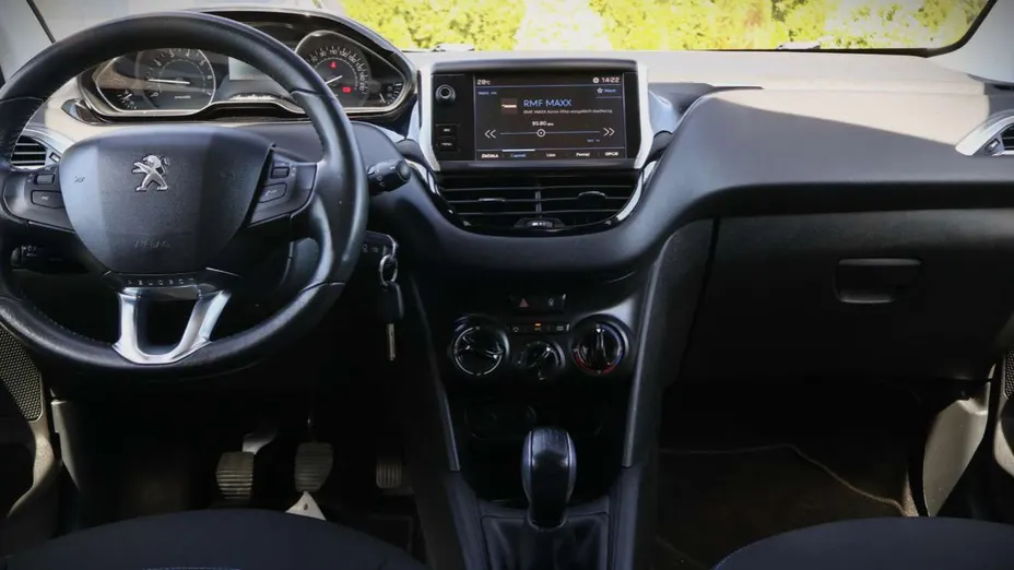PEUGEOT 208 -