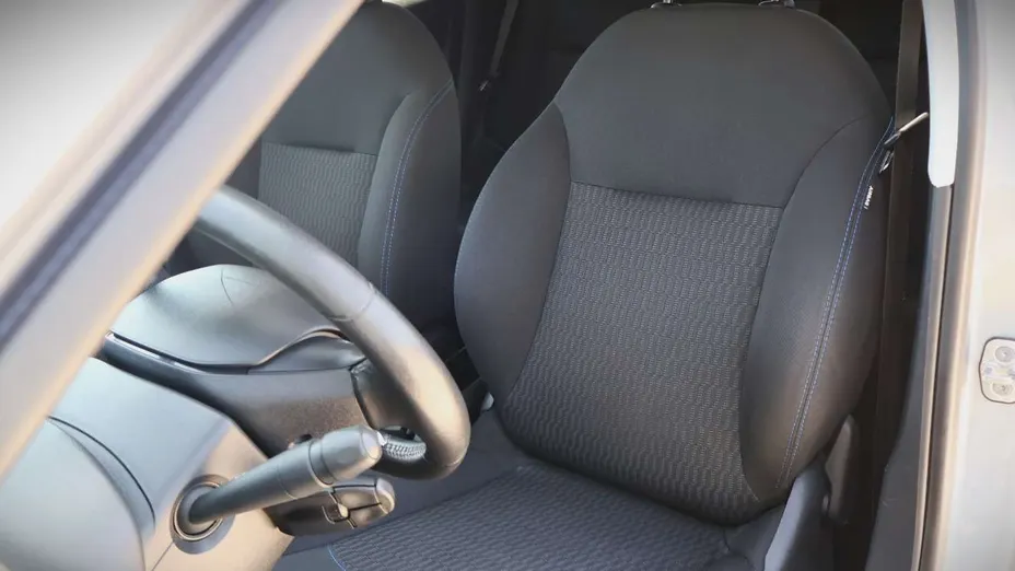 PEUGEOT 208 -