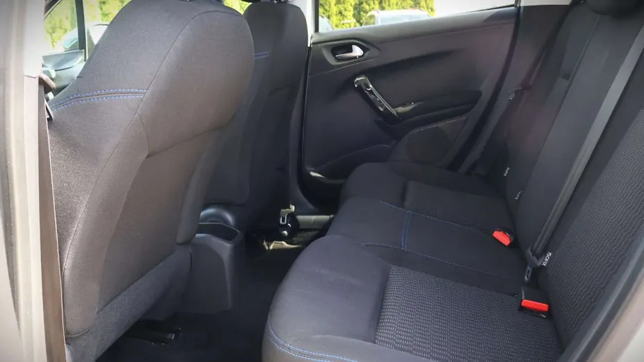 PEUGEOT 208 -