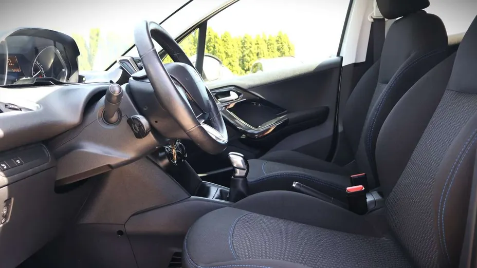 PEUGEOT 208 -