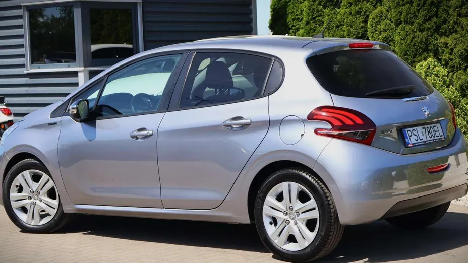 PEUGEOT 208 -