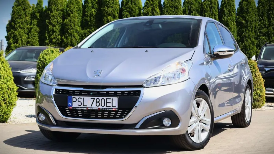 PEUGEOT 208 -