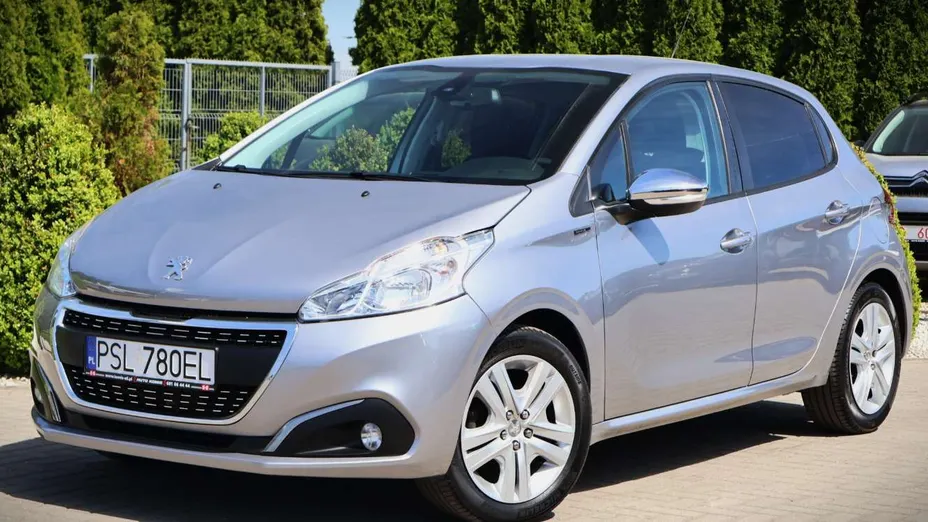 PEUGEOT 208 -