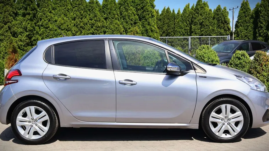 PEUGEOT 208 -