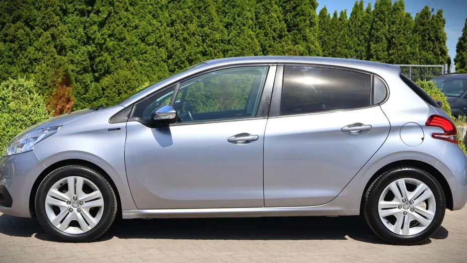 PEUGEOT 208 -