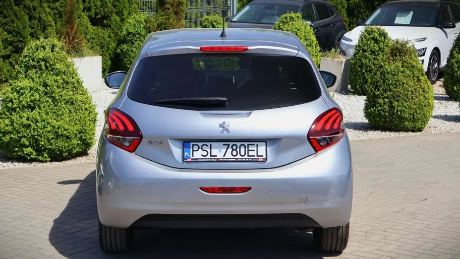 PEUGEOT 208 -