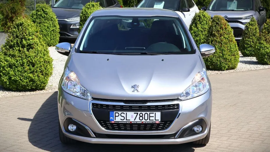 PEUGEOT 208 -